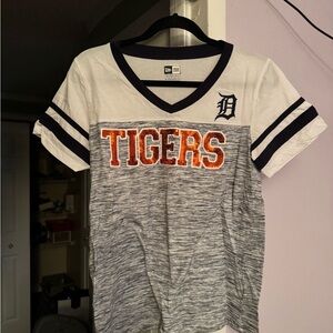 New Era Women's MLB Detroit Tigers V-Neck Tee 2 shirts!